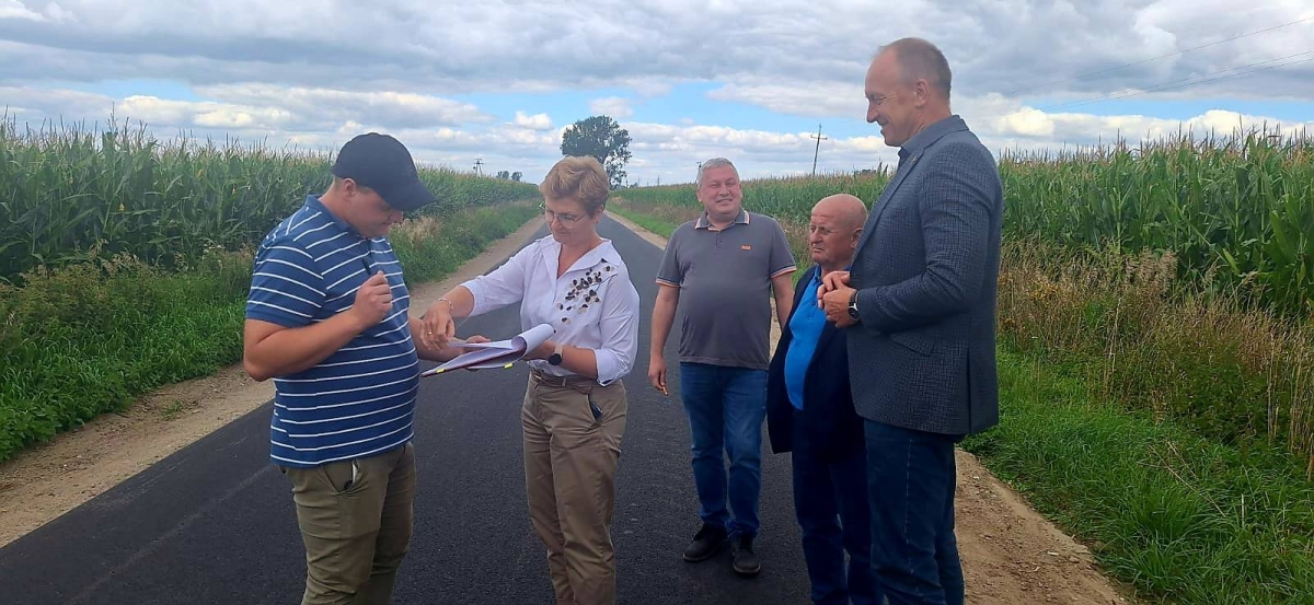 Przebudowa drogi Dzierzbice–Kaleń Parcel zakończona. Powiat odebrał inwestycję