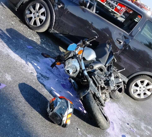 Zderzenie motocyklisty z osobówką. 24-latek przewieziony do szpitala