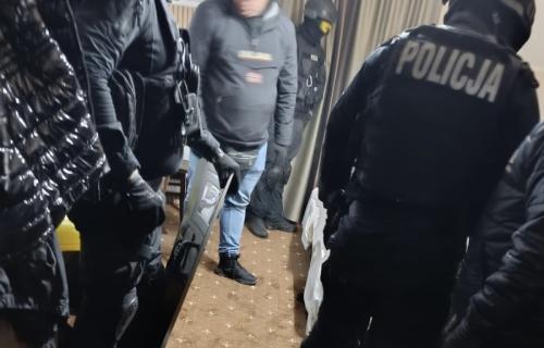 Kilka osób z widocznymi obrażeniami - poszlaki doprowadziły do hotelu