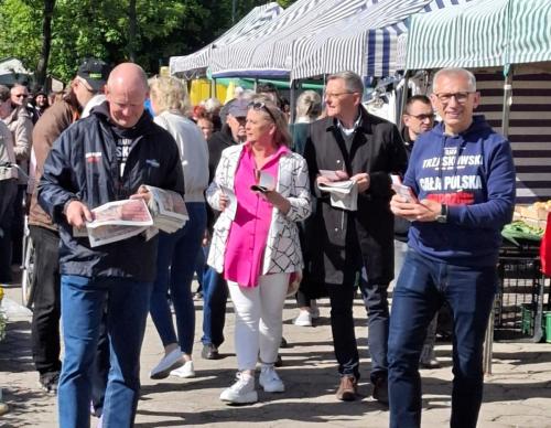 Politycy Koalicji Obywatelskiej odwiedzili targowisko. Zachęcali do głosowania na Rafała Trzaskowskiego