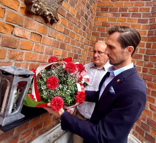Upamiętnienie ofiar rzezi wołyńskiej w Kole. Przedstawiciele powiatu złożyli kwiaty