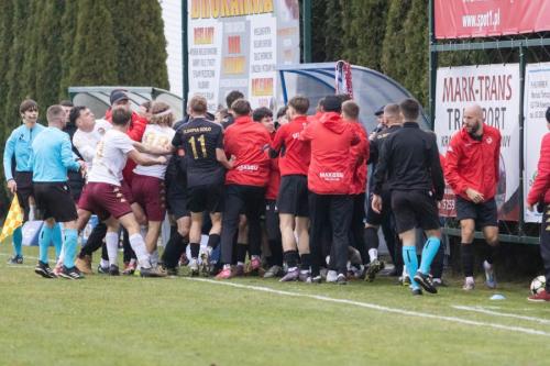 Zawodnik MKS Olimpii Koło uderzony pięścią w twarz w trakcie meczu!