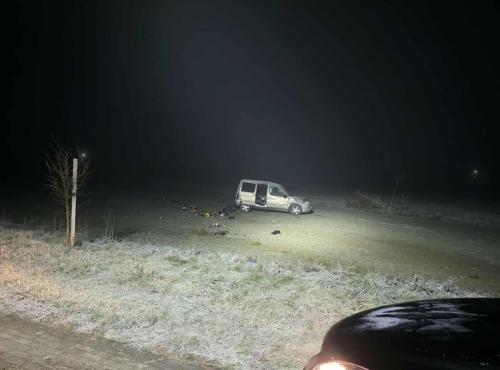 Trudne warunki na drodze dały o sobie znać. Kierowca osobówki w szpitalu