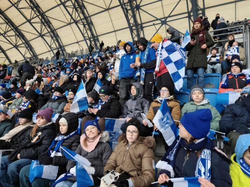 Uczniowie brdowskiej szkoły kibicują z klasą