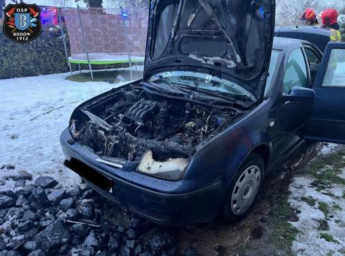 Pożar samochodu osobowego - ogień pojawił się w komorze silnika