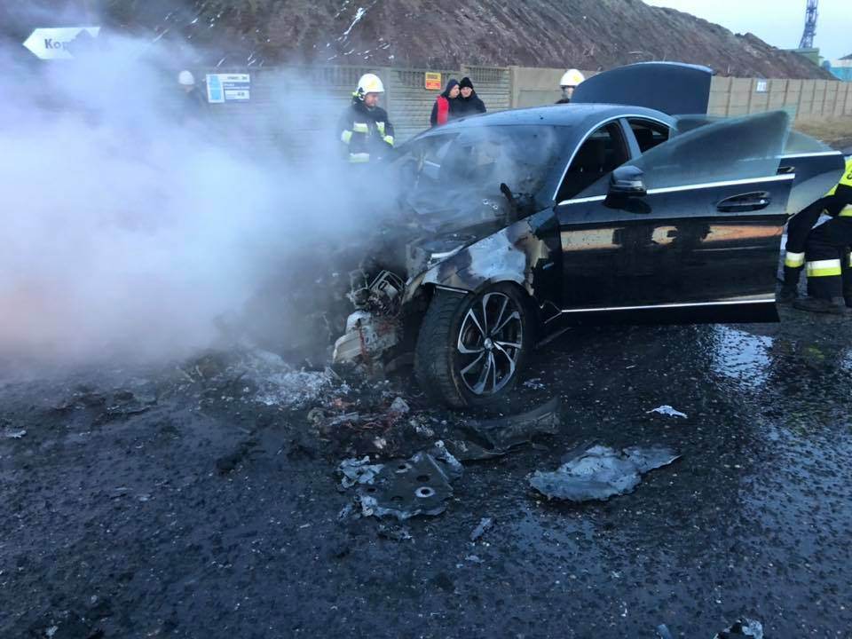 Pożar w komorze silnika. Zniszczony nowy Mercedes