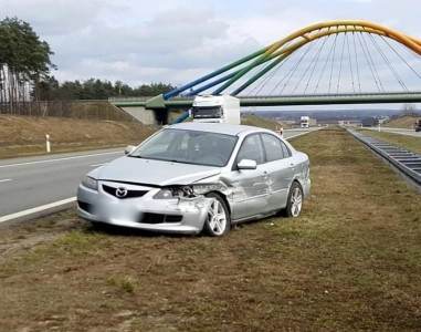 Oślepiło go słońce - wpadł na autostradowe barierki