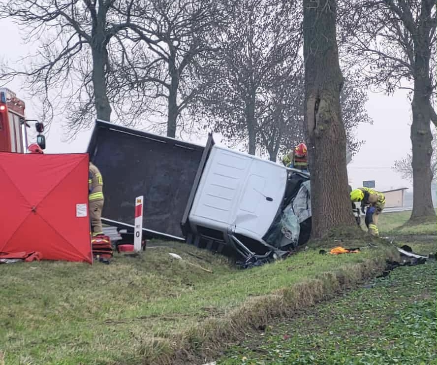 Trwa walka o zdrowie i życie kierowcy. W drodze śmigłowiec LPR