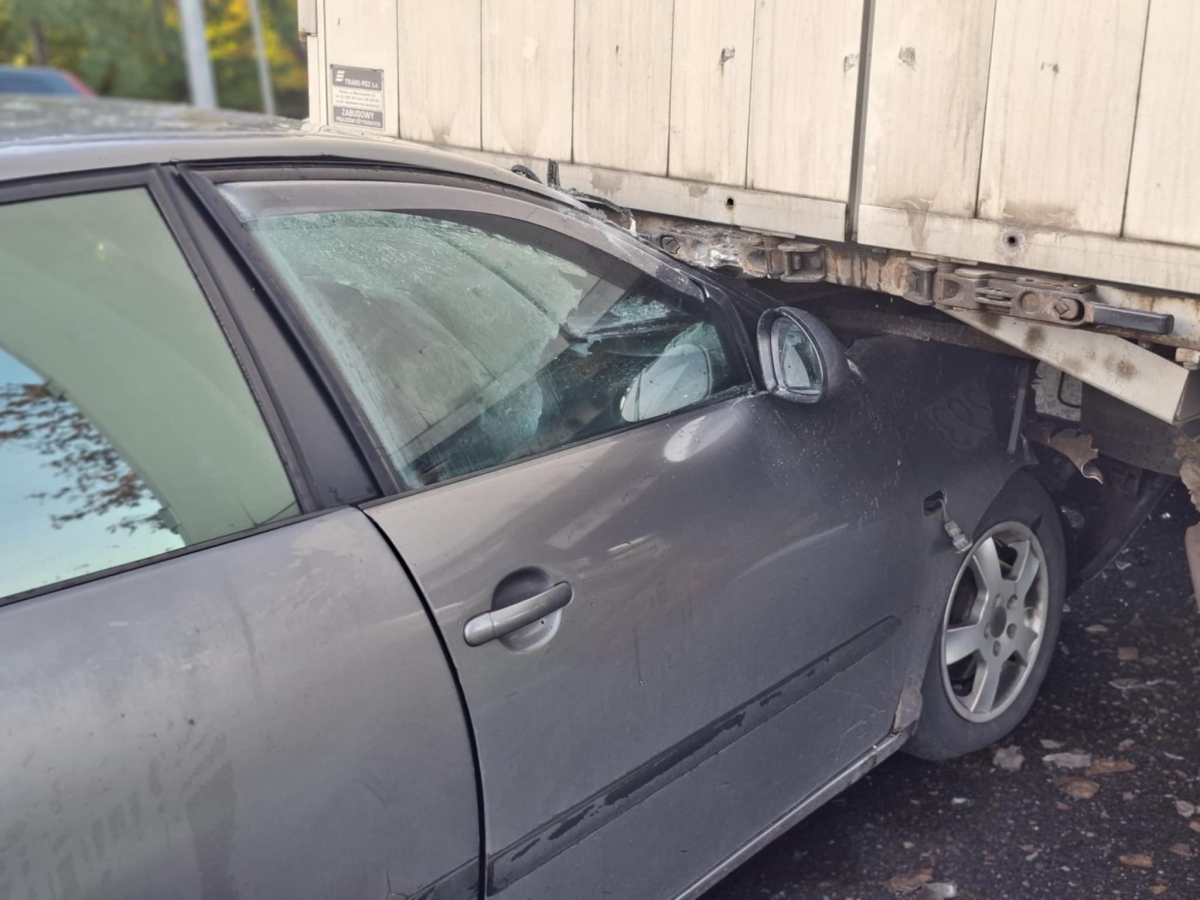 Wbił się w tył Iveco. Dwie osoby przewiezione do szpitala