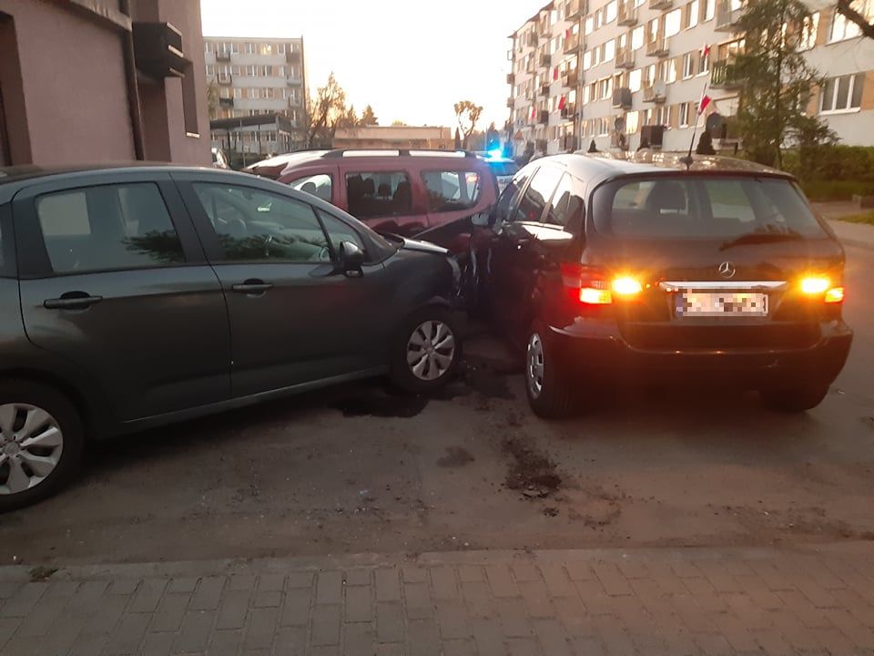 Wjechał w ulicę i wpadł w zaparkowane pojazdy. Trwa identyfikacja sprawcy