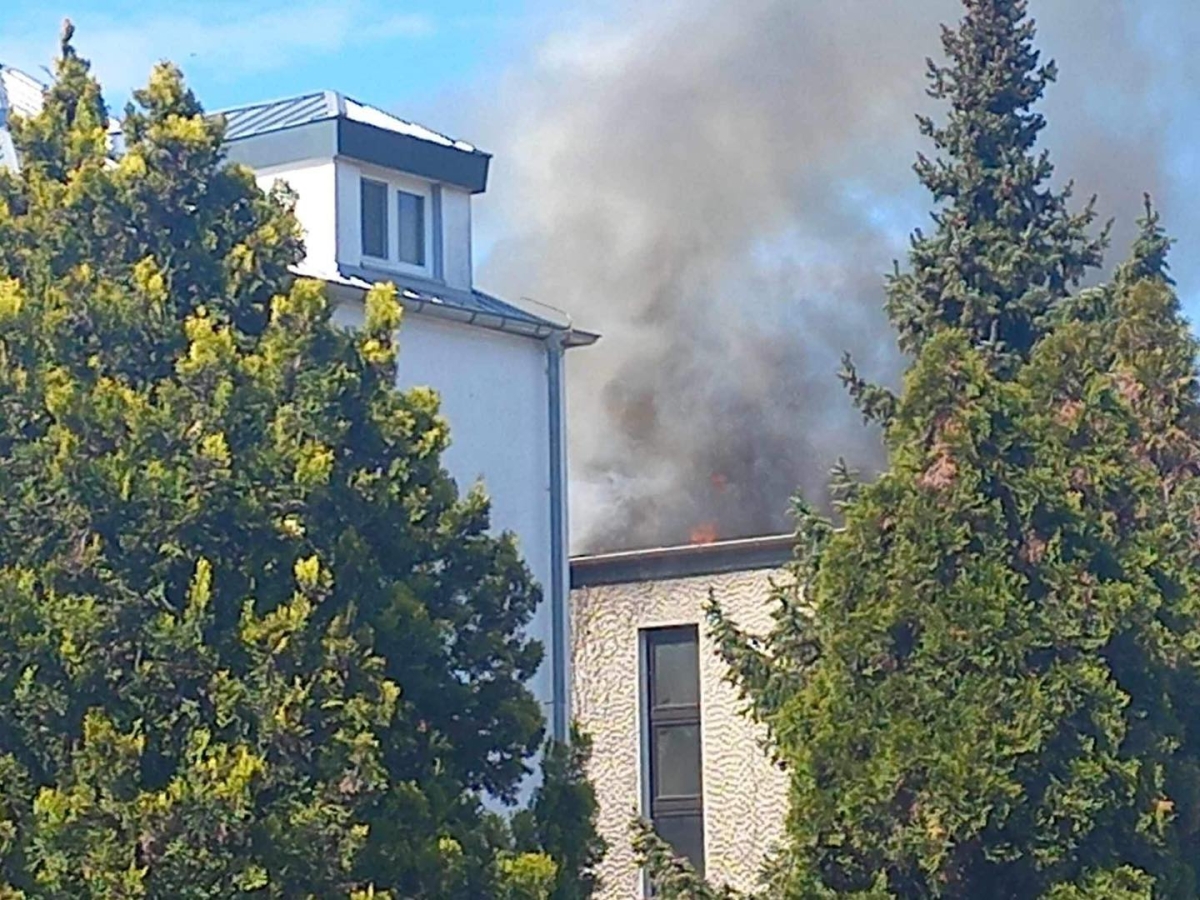 Pożar w budynku jednorodzinnym. Na miejscu 17 strażaków