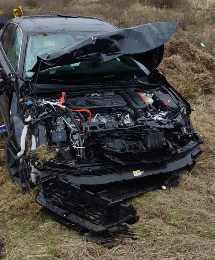 Autostrada A2: wjechała w tył ciężarówki. Dwie osoby, w tym dziecko przewiezione do szpitala