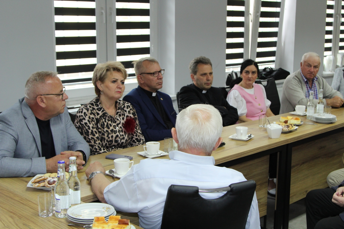 Spotkanie w Urzędzie Gminy Kościelec w sprawie miejsca pochówku ekshumowanych szczątków. Weź udział w ankiecie