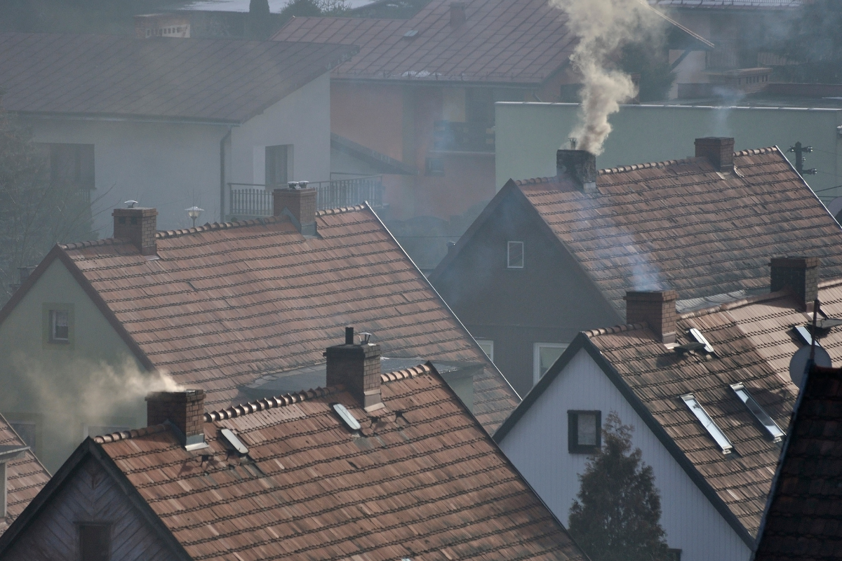 Sąsiad pali śmieciami? Dzięki aplikacji mObywatel szybko poinformujesz o tym służby