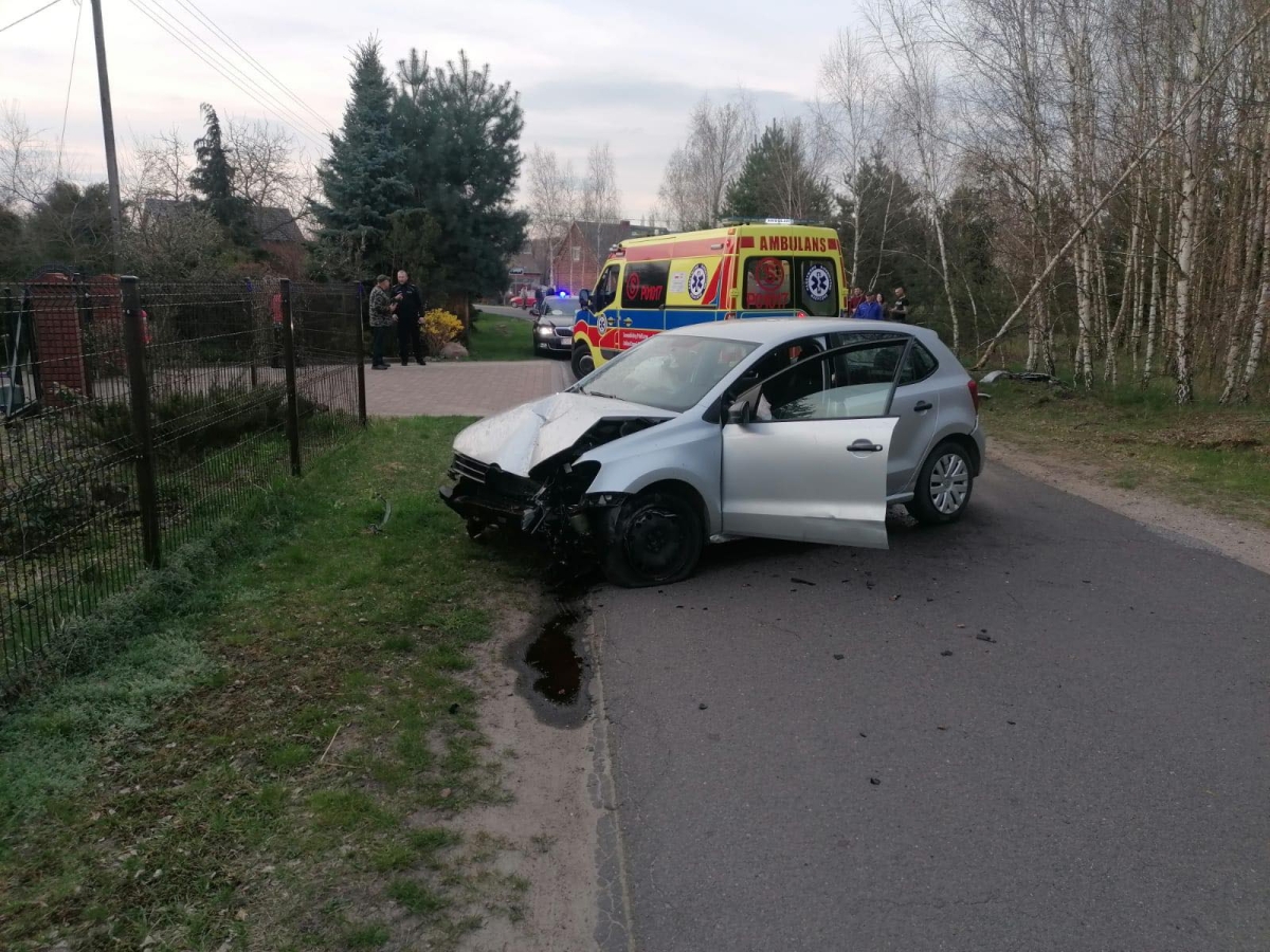 Młody kierowca bez prawka i pod wpływem alkoholu uderzył w drzewo [ZDJĘCIA]