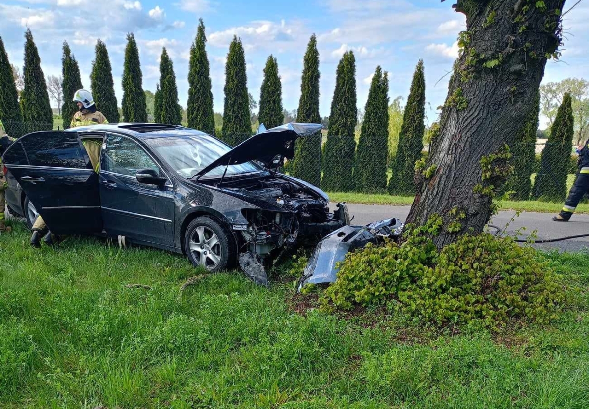 Zastano pojazd po uderzeniu w drzewo. Kierowcę zatrzymano w innym miejscu