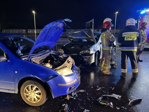 Zderzenie dwóch osobówek na skrzyżowaniu. Jedna osoba przewieziona do szpitala