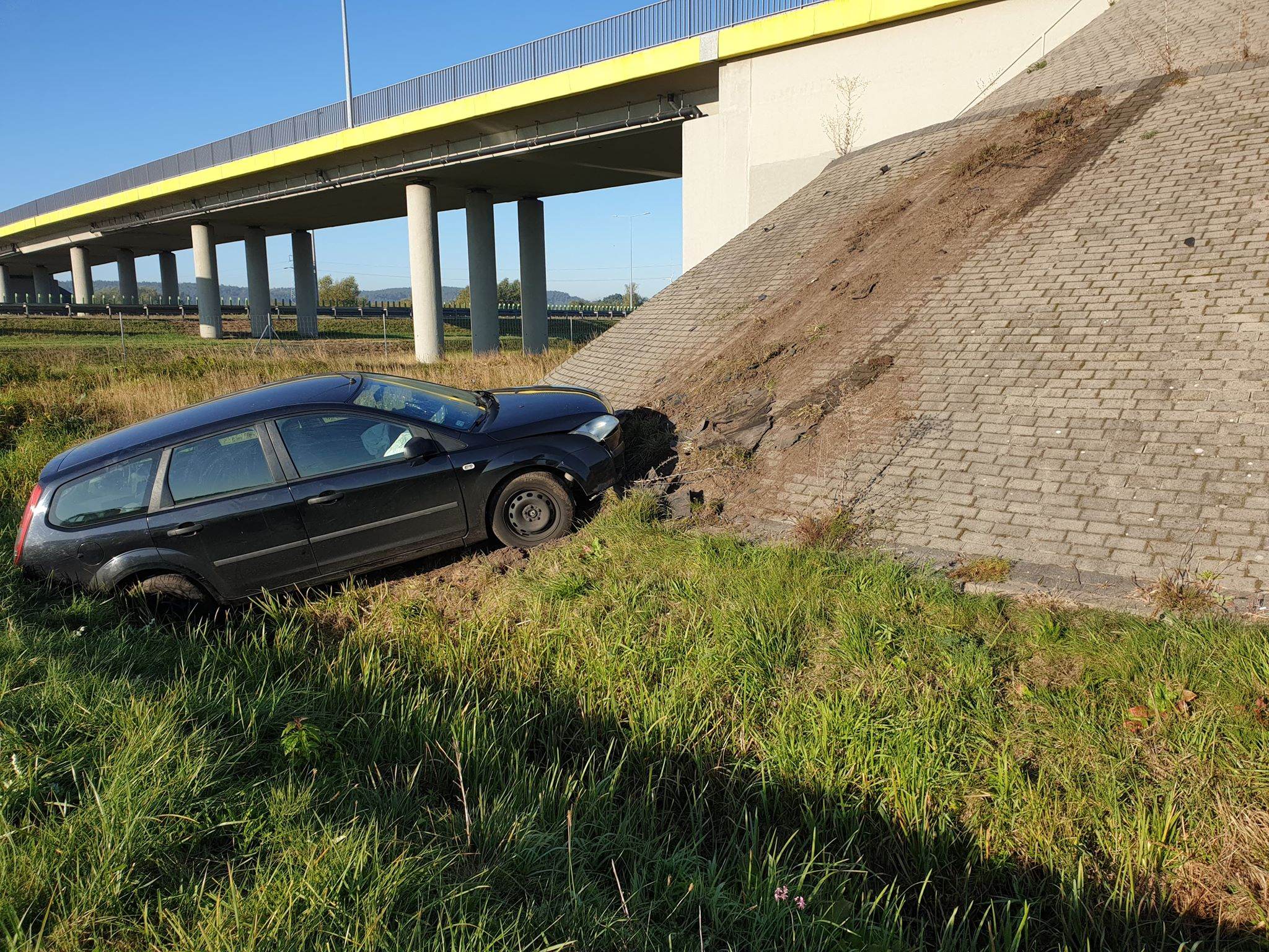 Wypadł na zakręcie drogi serwisowej i uderzył w wiadukt