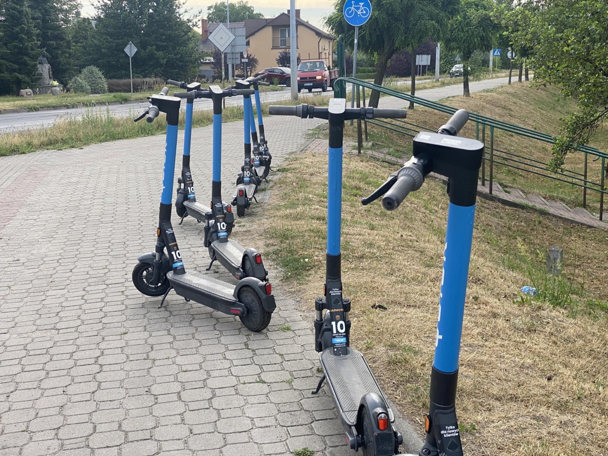 Hulajnogi na czasowy wynajem pojawiły się w Kole! Sprawdź szczegóły [ZDJĘCIA]