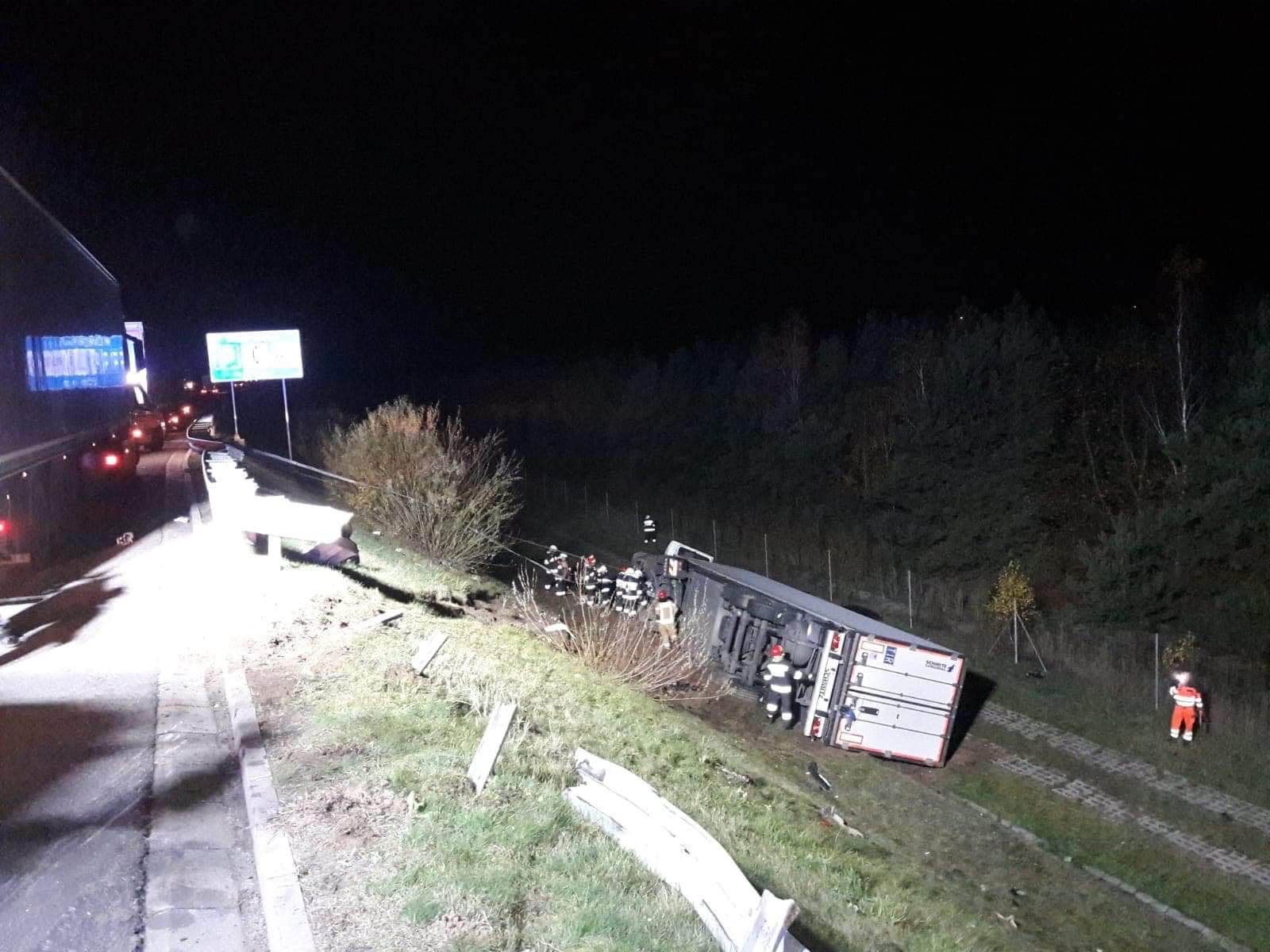 Spadł ciężarówką z 16-metrowej skarpy. Dwie osoby ranne