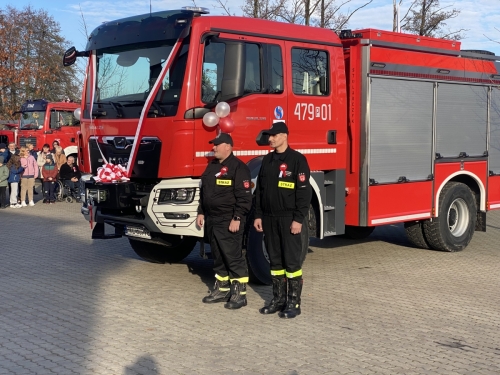 Społeczność gminy Babiak przywitała uroczyście nowy wóz strażacki [WIDEO]