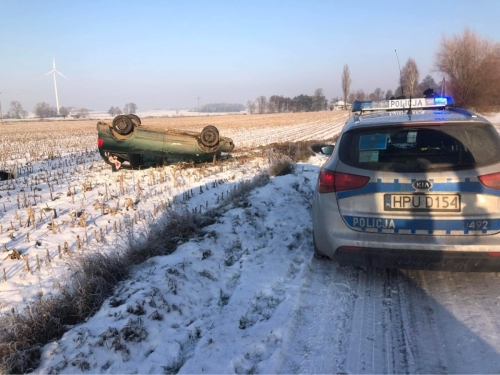 Osobówka wypadła z drogi i wylądowała na dachu