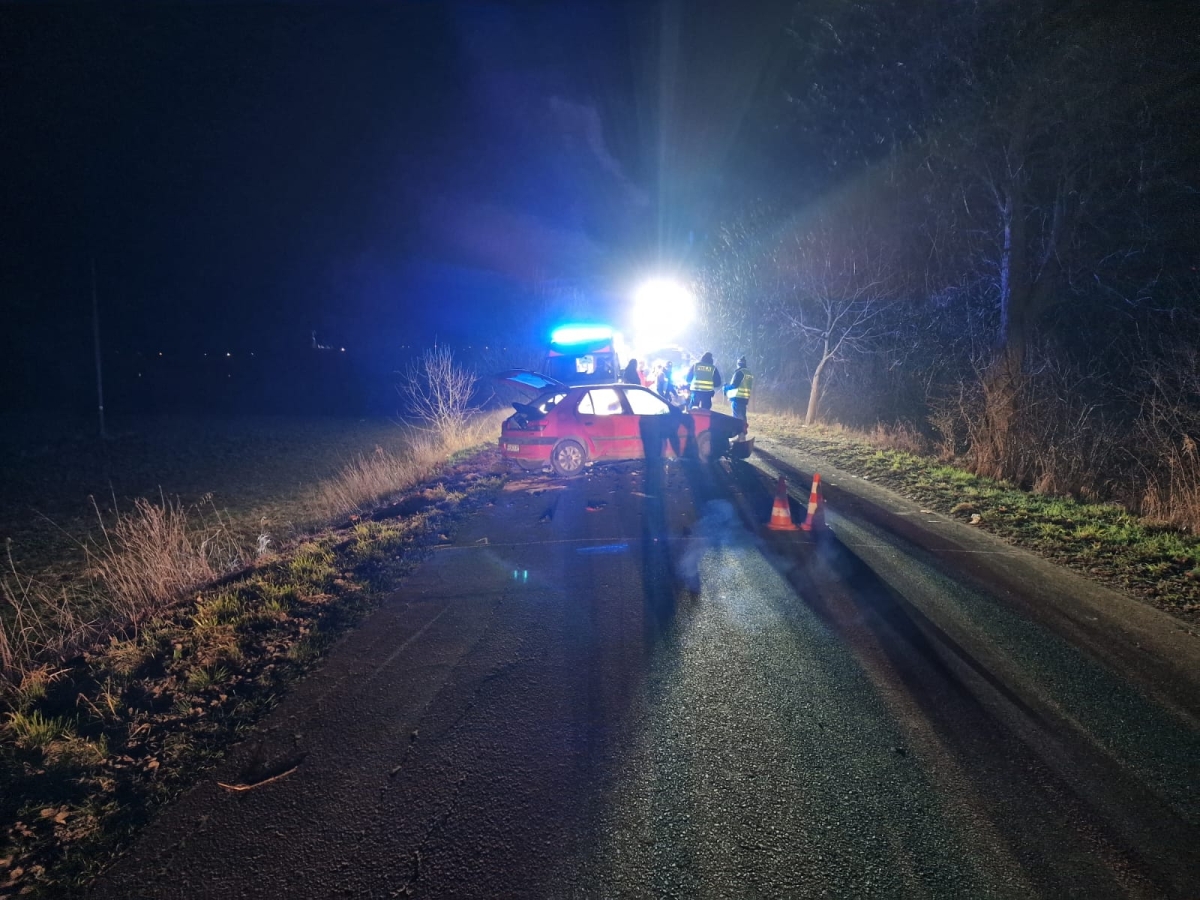 Tragedia na drodze. Ciągnikiem najechał na osobówkę i odjechał. Na miejscu śmigłowiec LPR