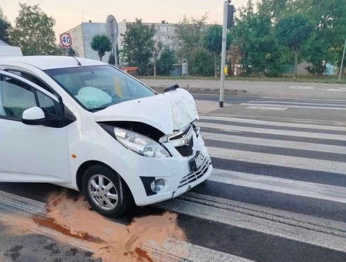 Wjechał w tył Opla. Trwa ustalanie obrażeń poszkodowanej kobiety