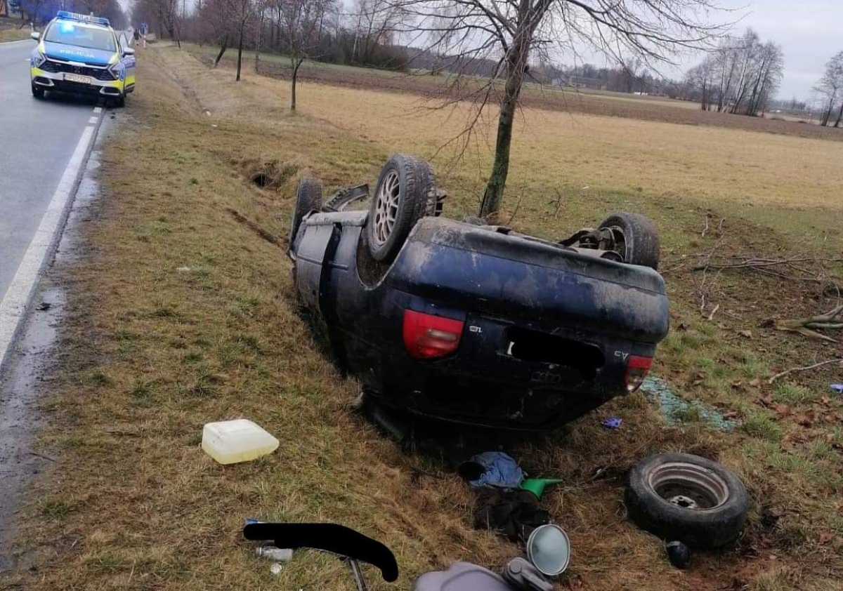 O krok od tragedii a we krwi promile. Kierowca wypadł z pojazdu