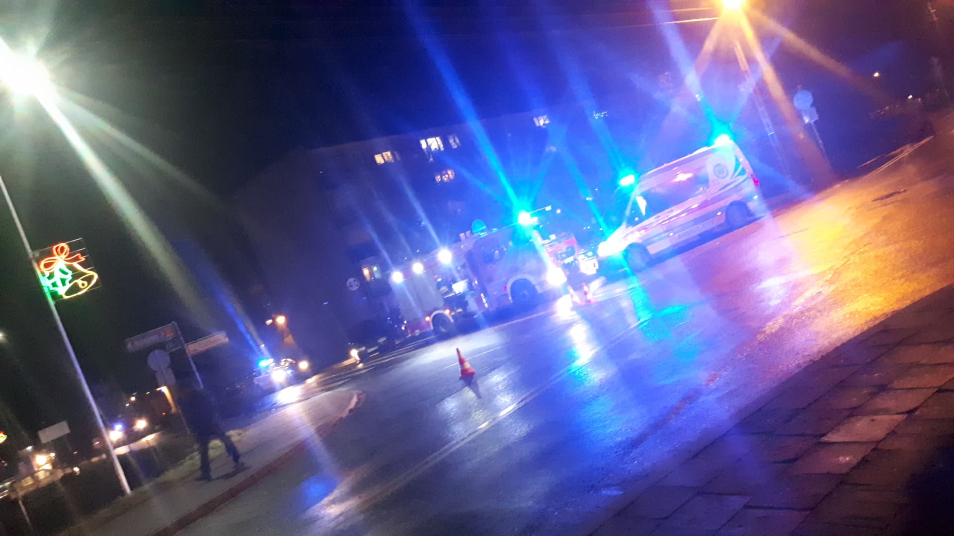 Zderzenie pojazdów na skrzyżowaniu przy Kauflandzie. Jedna osoba w szpitalu