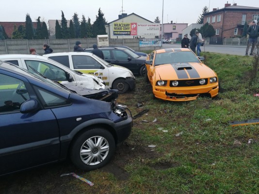 Wypadł Mustangiem z drogi i wpadł w cztery samochody