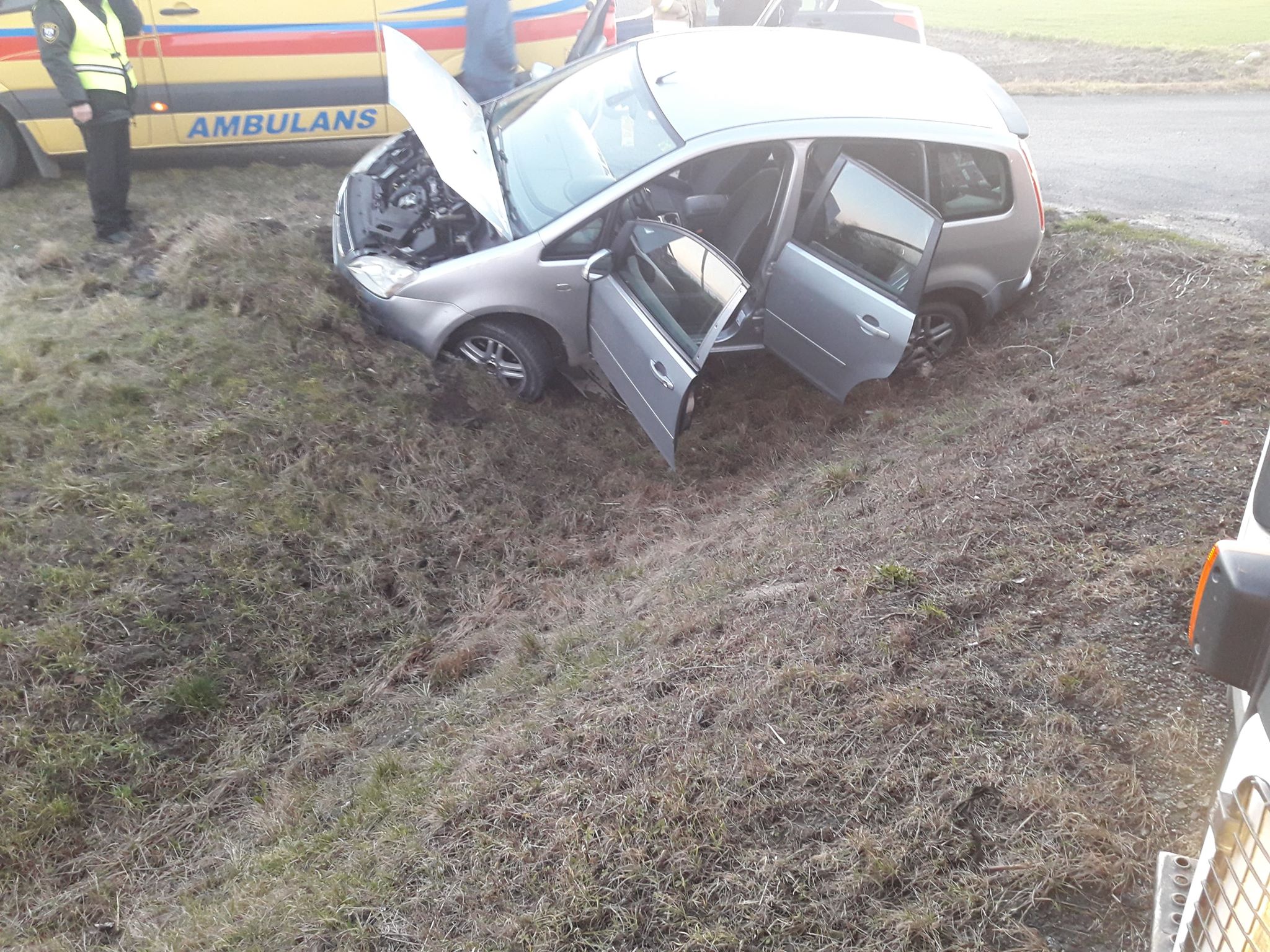 Nie zachował ostrożności i wpadł do rowu. Jedna osoba w szpitalu