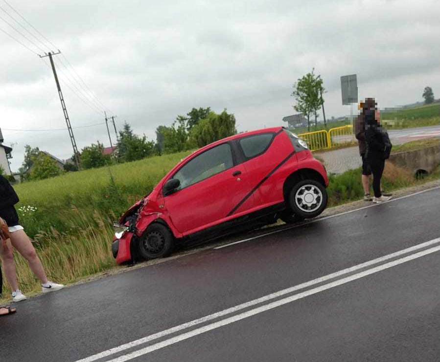 Kolizja na drodze wojewódzkiej nr 263: jedna osoba w szpitalu