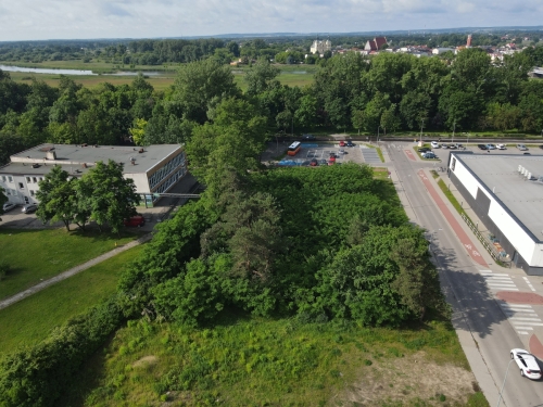 Miasto ma pomysł na atrakcyjną działkę w pobliżu Miejskiego Domu Kultury. Co tam może powstać? [WIDEO]