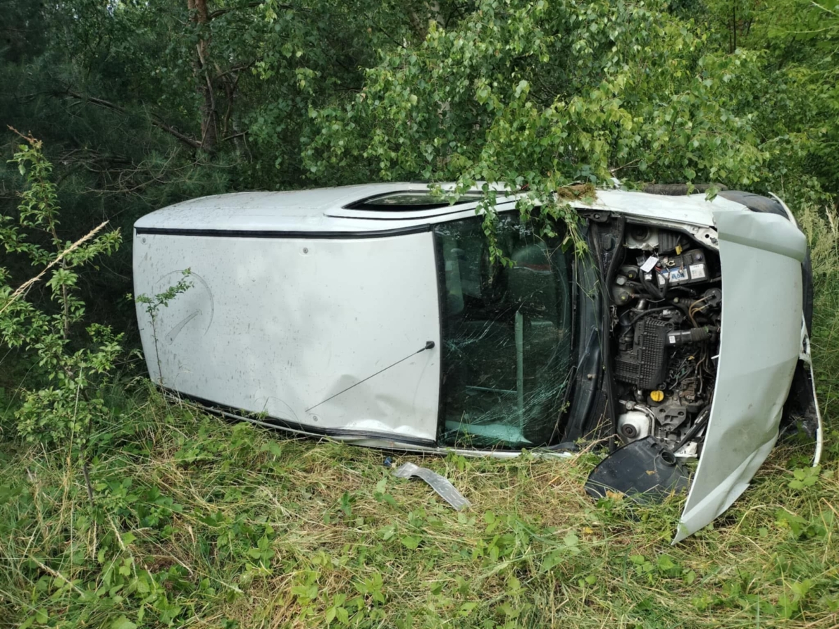 Zderzenie dwóch pojazdów na krajówce. Jedna osoba przewieziona do szpitala