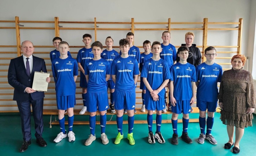 Komplety strojów sportowych dla ZS-P w Kościelcu od Fundacji Wood-Mizer