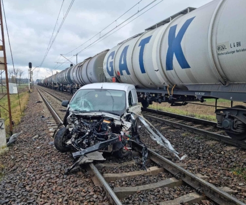 Wjechał pod jadący pociąg towarowy