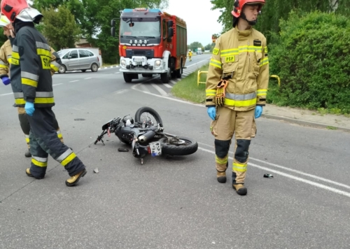 Zderzenie samochodu z motocyklem w Kłodawie -17-latek trafił do szpitala