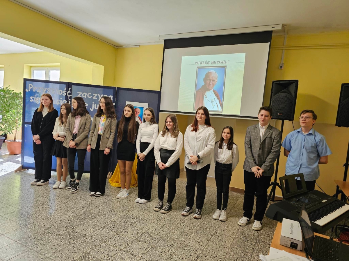 Uczniowie uczcili pamięć św. Jana Pawła II