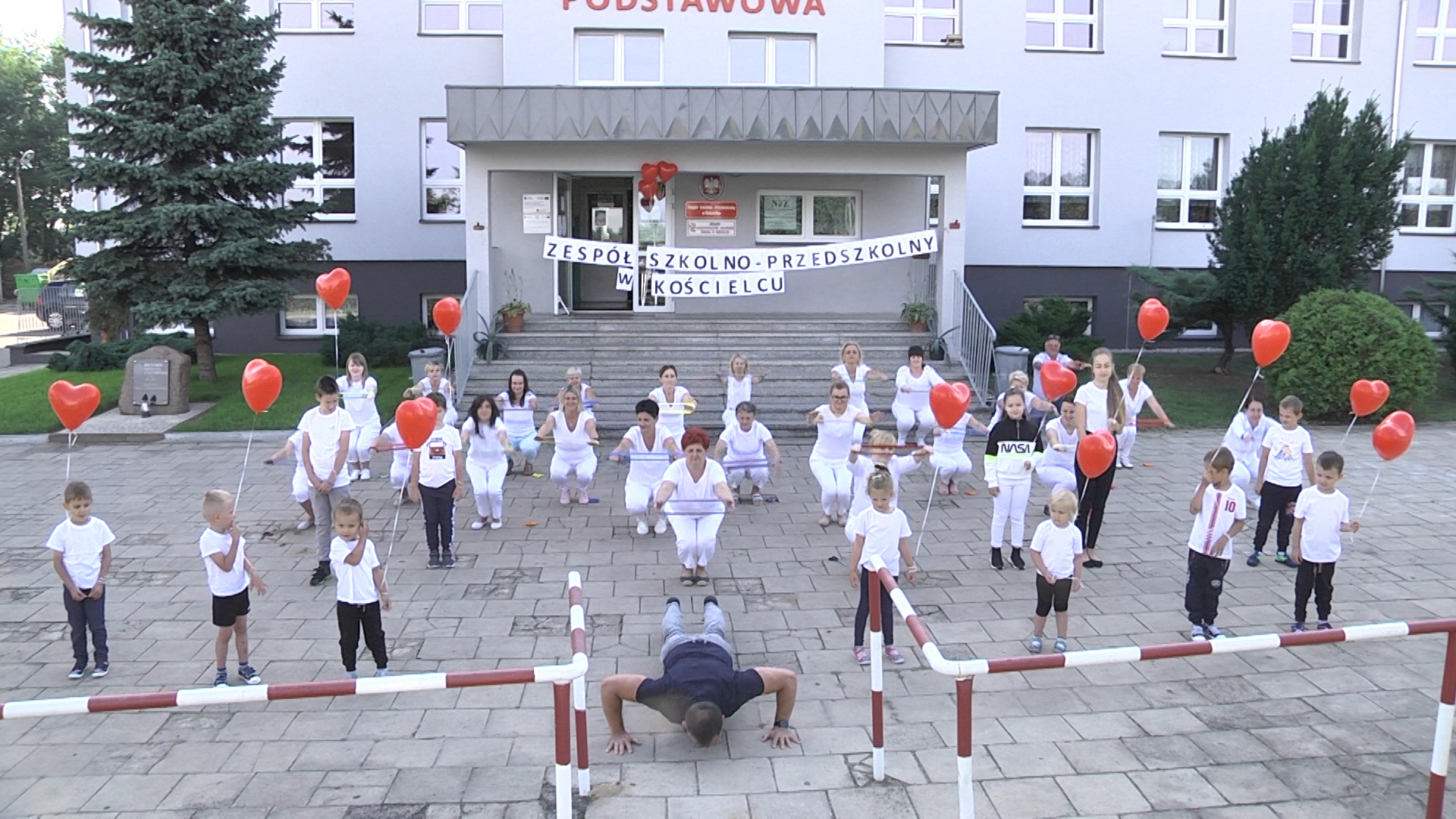 Kościelec-Pracownicy Zespołu Szkolno-Przedszkolego podejmują challenge.