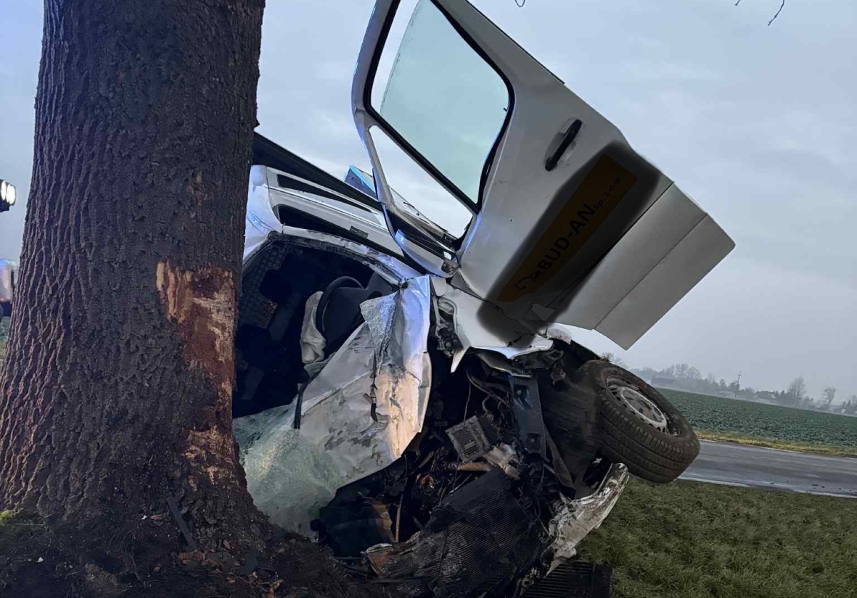 Trwa walka o zdrowie i życie kierowcy. Mężczyzna zabrany śmigłowcem