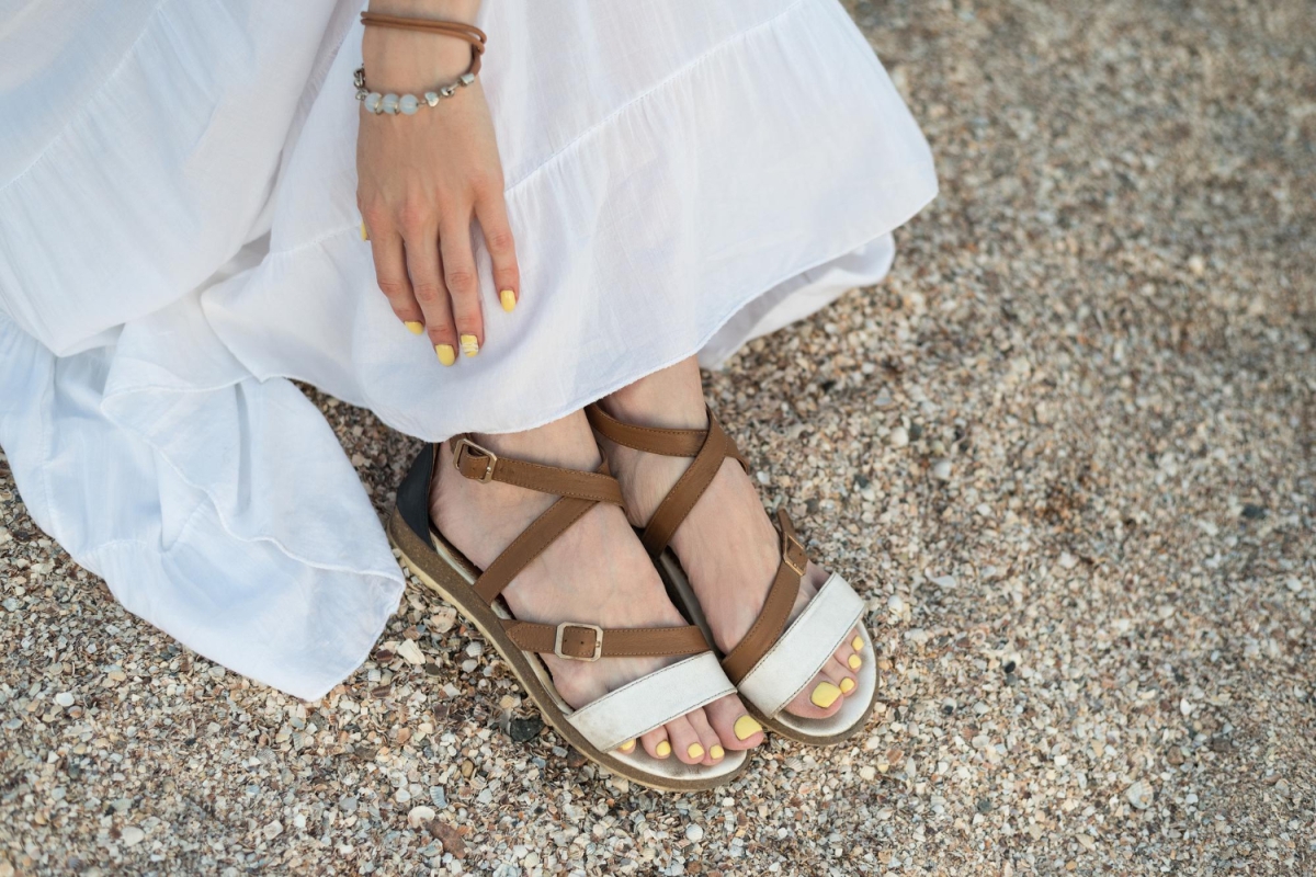 Najmodniejsze wzory i kolory w sandałach damskich skórzanych