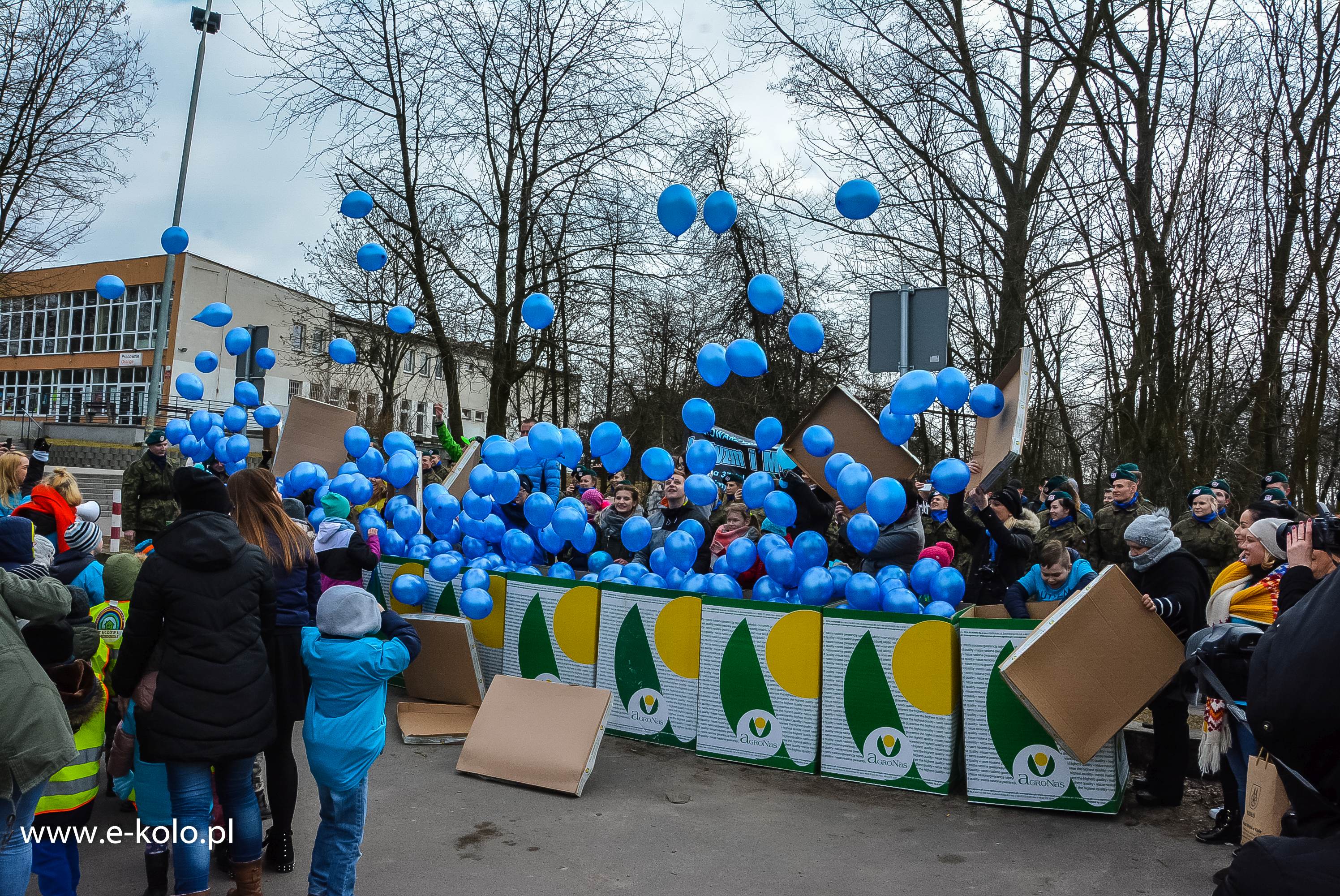 Kilkaset niebieskich balonów poszybowało do nieba