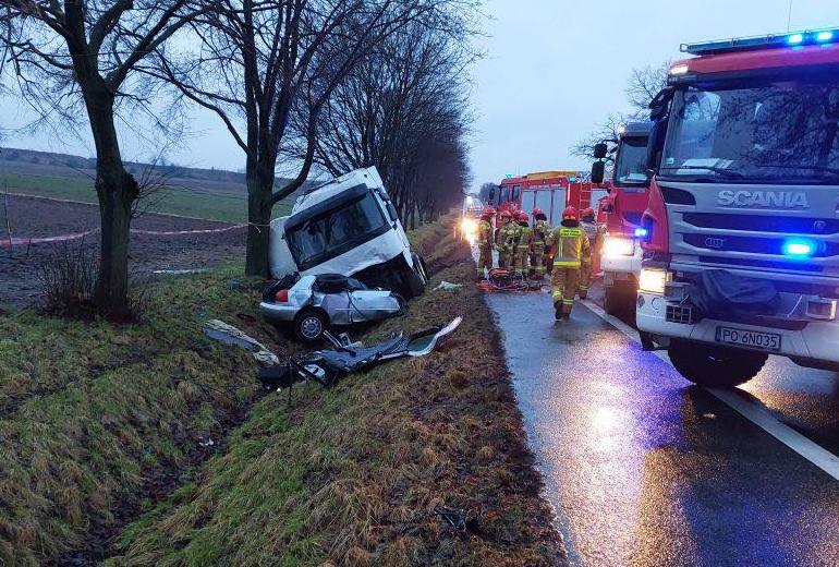 Koszmar na drodze! Trzy ofiary śmiertelne wypadku! Zderzenie osobówki z ciężarówką