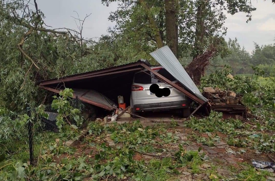 Zerwane dachy, przewrócony garaż na samochód. Burza nad powiatem