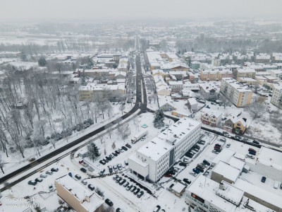 Centrum miasta okryte zimowym puchem