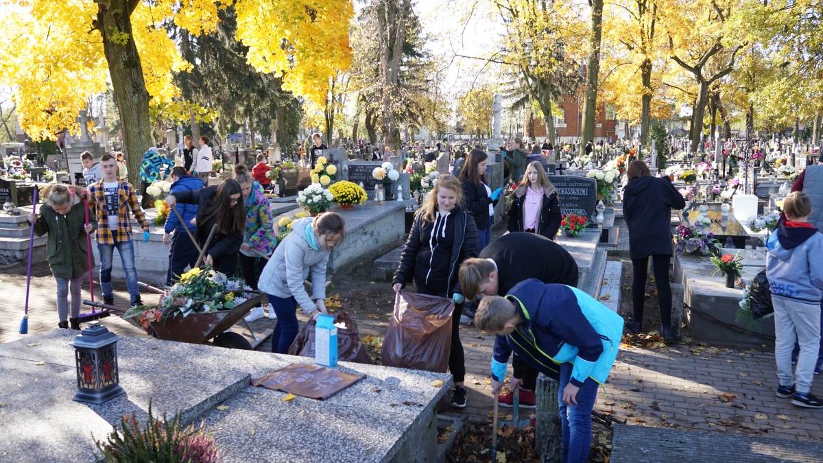 Uczniowie SP2 w Kole porządkują kolskie nekropolie