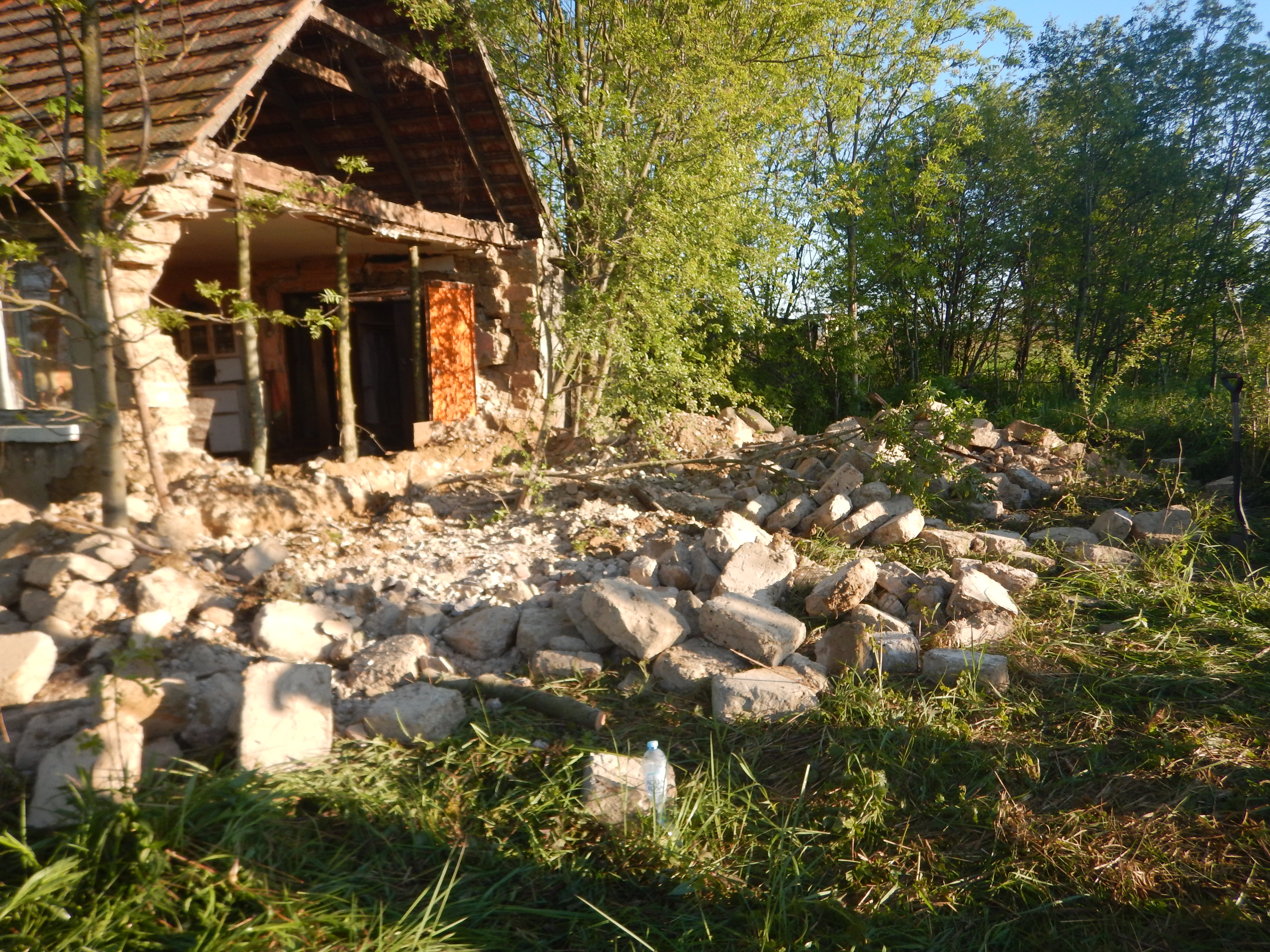 W zawalonym budynku lała się woda