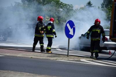 Pożar samochodu osobowego na skrzyżowaniu w Kole