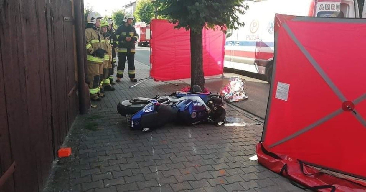 Wjechał motocyklem w budynek. Mężczyzny nie udało się uratować